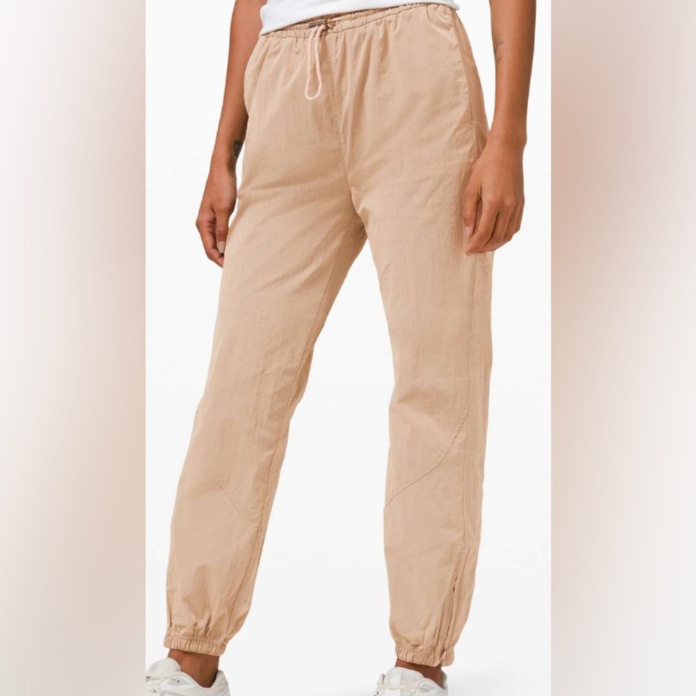 Lululemon Evergreen Track Pant
Cafe Au Lait
